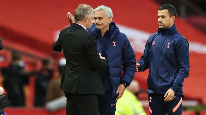 HLV Jose Mourinho: 'Man Utd đừng khóc lóc đổ lỗi cho VAR' - 1
