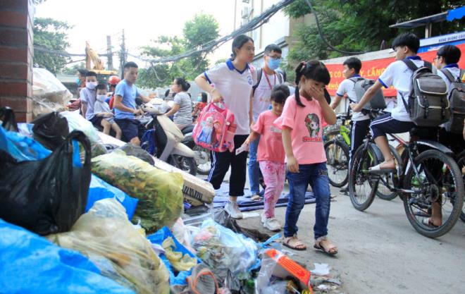 Tài xế xe thu gom rác đình công, người Hà Nội khốn khổ vì môi trường ô nhiễm - 2