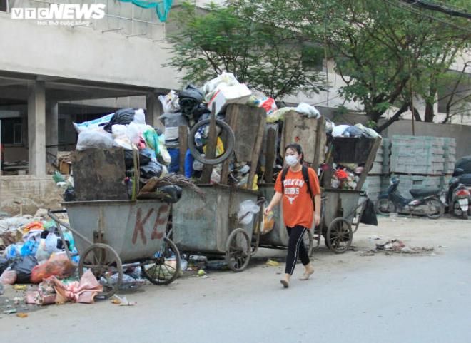 Tài xế xe thu gom rác đình công, người Hà Nội khốn khổ vì môi trường ô nhiễm - 4