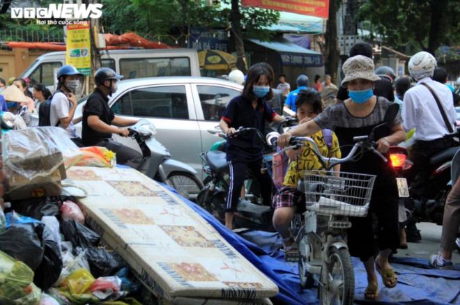 Tài xế xe thu gom rác đình công, người Hà Nội khốn khổ vì môi trường ô nhiễm - 8