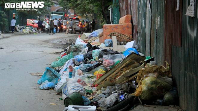 Tài xế xe thu gom rác đình công, người Hà Nội khốn khổ vì môi trường ô nhiễm - 9