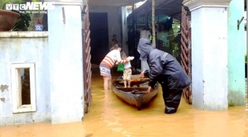 Thủy điện xả tràn, dân miền Trung chìm trong biển nước, 30 người chết, mất tích