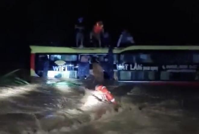 Xuyên đêm giải cứu 20 người trên xe khách bị lũ cuốn trôi ở Quảng Bình - 1