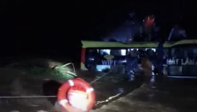 Xuyên đêm giải cứu 20 người trên xe khách bị lũ cuốn trôi ở Quảng Bình - 2