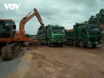 Chính quyền ở đâu khi xe quá tải “cày nát” đường gom cao tốc Bắc Giang - Lạng Sơn?