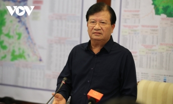 Phó Thủ tướng Trịnh Đình Dũng: “Tranh thủ từng giờ sơ tán dân, tìm kiếm 2 tàu mất tích”