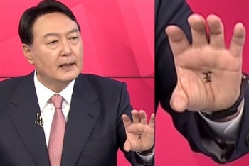 Dòng chữ trong lòng bàn tay khiến ứng viên Tổng thống Hàn Quốc điêu đứng