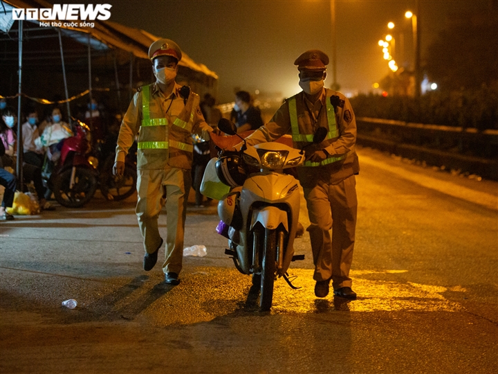 Ảnh: Đoàn người vượt 2.000 km về quê kiệt sức, ngủ la liệt ven quốc lộ Hà Nội - 2