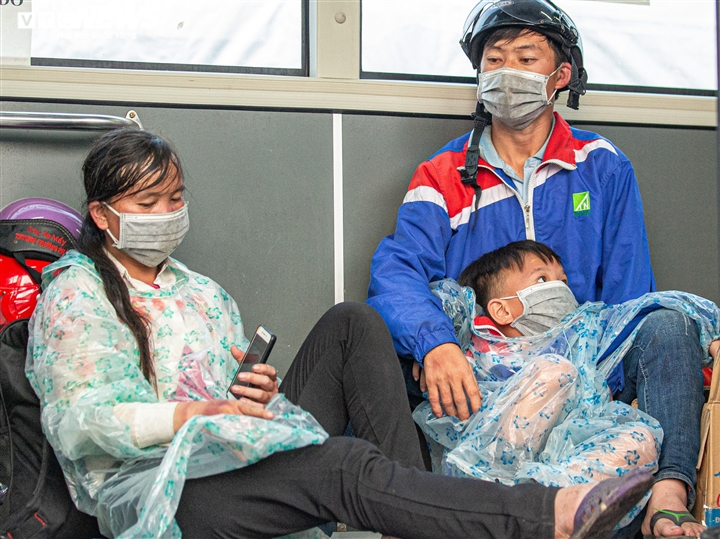 Ảnh: Đoàn người vượt 2.000 km về quê kiệt sức, ngủ la liệt ven quốc lộ Hà Nội - 11