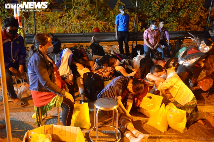 Ảnh: Đoàn người vượt 2.000 km về quê kiệt sức, ngủ la liệt ven quốc lộ Hà Nội - 6