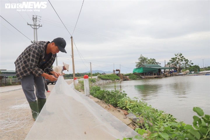 Ảnh: Người dân Hà Tĩnh chằng néo nhà cửa, tàu thuyền chống bão Kompasu - 4