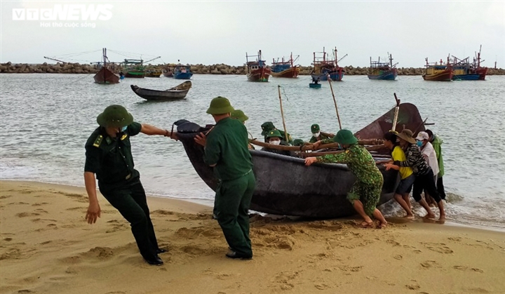 Ảnh: Người dân Hà Tĩnh chằng néo nhà cửa, tàu thuyền chống bão Kompasu - 5