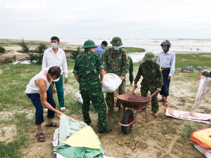 Ảnh: Người dân Hà Tĩnh chằng néo nhà cửa, tàu thuyền chống bão Kompasu - 6