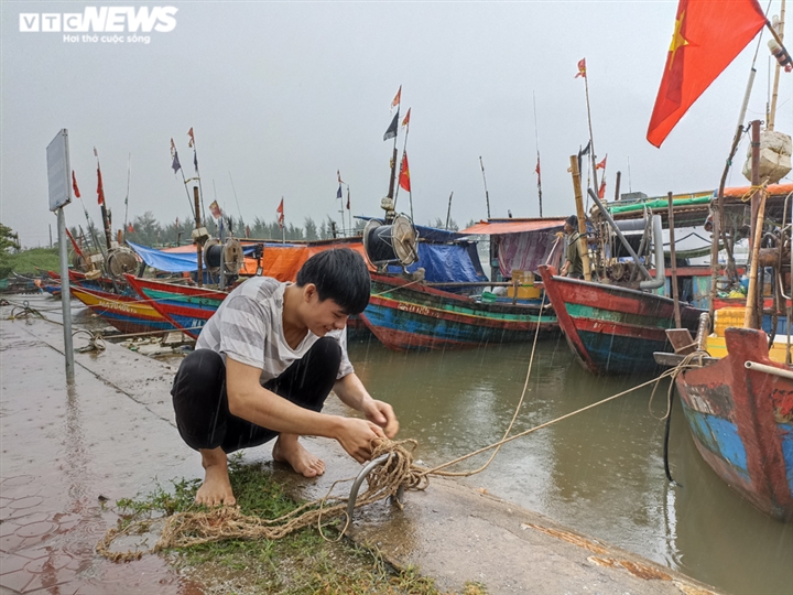 Ảnh: Người dân Hà Tĩnh chằng néo nhà cửa, tàu thuyền chống bão Kompasu - 8