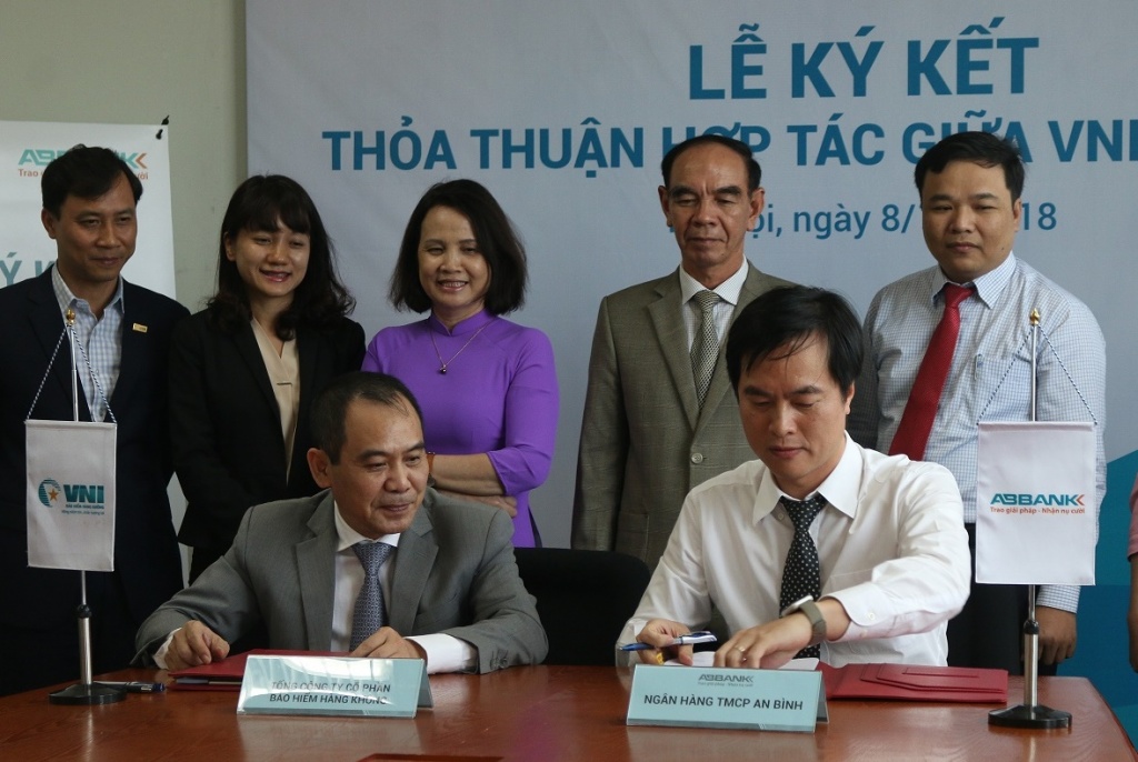 nang cao thoa thuan hop tac giua abbank va vni