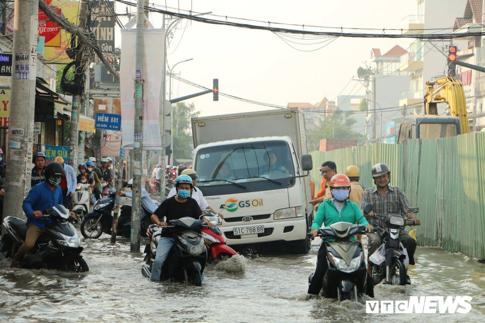 dan gong minh vuot bay tu than tren con duong dau kho bac nhat tphcm