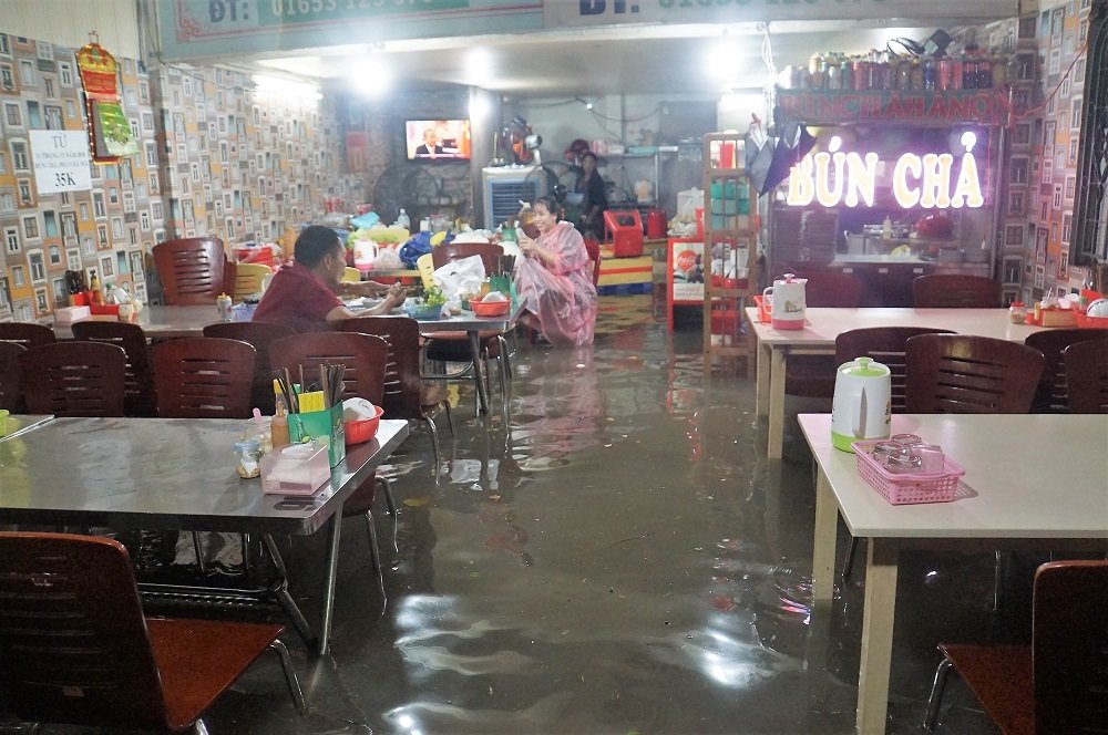 bao so 9 nguoi sai gon quay cuong chong ngap suot dem