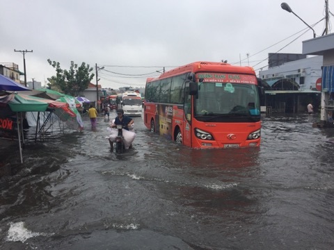 nuoc ngap ket xe nghiem trong khap sai gon trong sang dau tuan