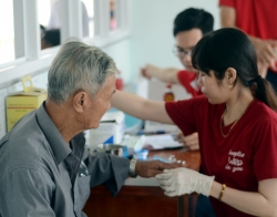 Công ty Khí Cà Mau thực hiện chương trình mổ mắt miễn phí tại huyện Phú Tân