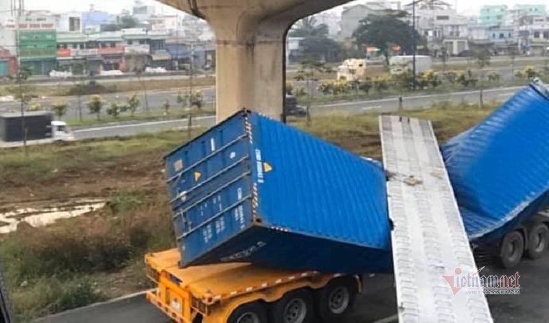 ti mi do cao do cau bo hanh bi xe container keo sap o sai gon