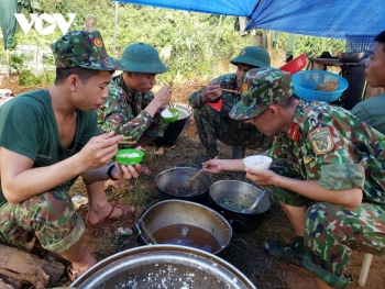 Nhường nhà, chia lương thực cho các chiến sĩ làm nhiệm vụ tại Trà Leng