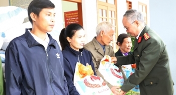 Công an Hà Tĩnh phối hợp các nhà hảo tặng quà hỗ trợ nhân dân vùng lũ Hương Khê