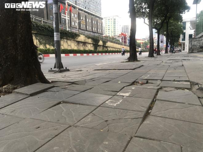 Sau 2 năm, vỉa hè Hà Nội bung vỡ dù đá lát được quảng cáo bền tới 70 năm - 4