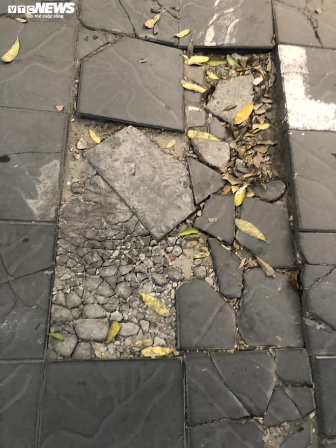 Sau 2 năm, vỉa hè Hà Nội bung vỡ dù đá lát được quảng cáo bền tới 70 năm - 5