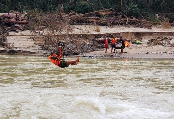 Bộ đội đu dây qua sông tìm kiếm người mất tích