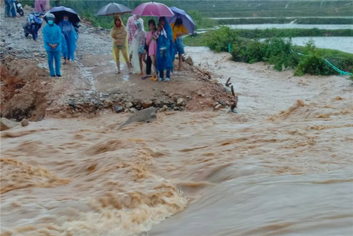 Mưa lớn khiến hàng loạt cầu ở miền núi Quảng Ngãi sụt lún, đứt gãy
