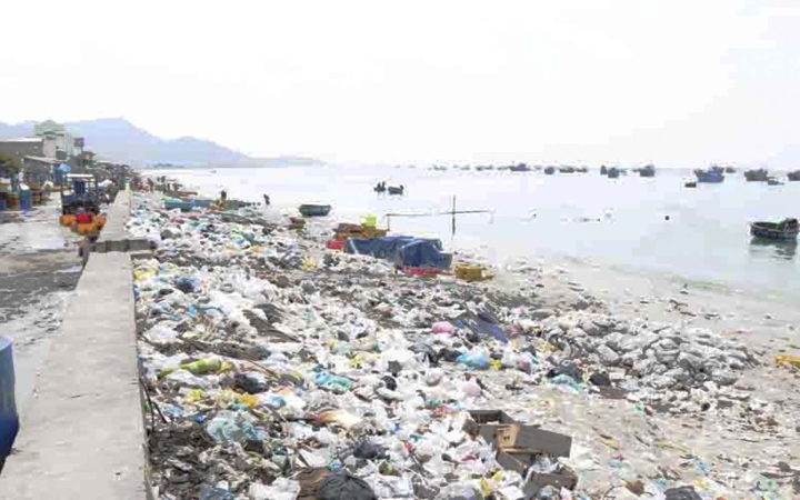 Bãi biển ngập ngụa trong rác thải, tỉnh Ninh Thuận chỉ đạo xử lý dứt điểm - 2