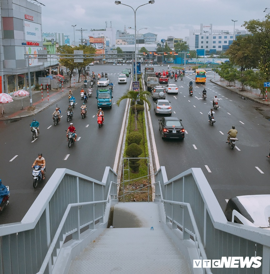Ảnh: Cầu vượt đi bộ đầu tiên ở Đà Nẵng anh cau vuot di bo dau tien o da nang
