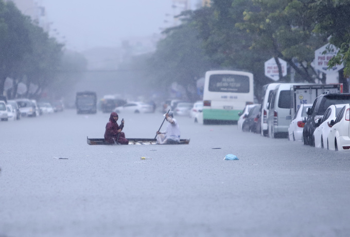 duong pho da nang bien thanh song sau mua lon