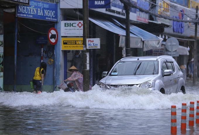 duong pho da nang bien thanh song sau mua lon