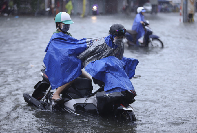 duong pho da nang bien thanh song sau mua lon