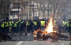 ong macron se som dua ra cac bien phap manh me de cham dut phong trao ao vang