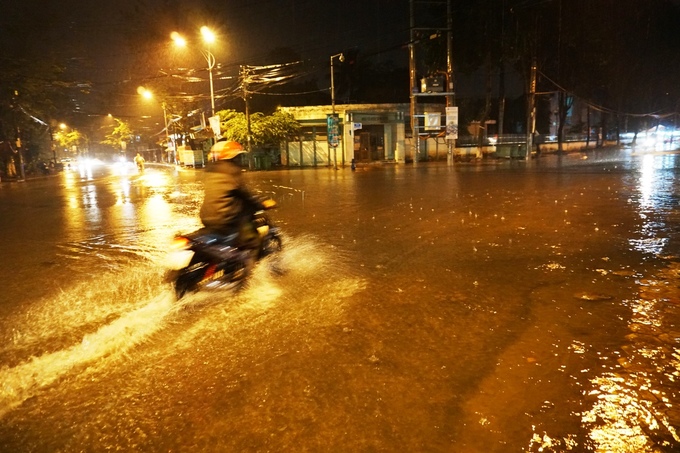 nhieu duong o tp quang ngai ngap trong dem do mua lon