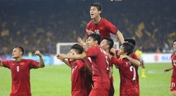 nguoi vo noi tieng cua doi truong tuyen malaysia aff cup 2018