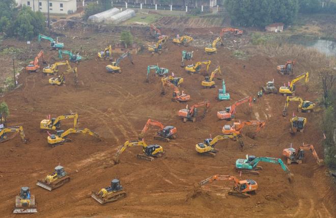 Ảnh bé trai Việt Nam đeo tấm chắn giọt bắn lọt top ảnh quyền lực nhất năm 2020 - 4