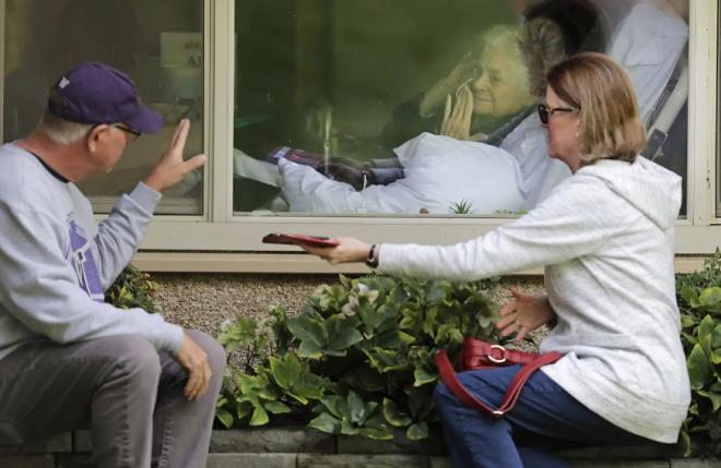 Ảnh bé trai Việt Nam đeo tấm chắn giọt bắn lọt top ảnh quyền lực nhất năm 2020 - 5