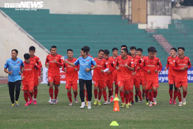 CĐV Phú Thọ ngóng qua khe cửa, xem tuyển Việt Nam tập luyện - 1