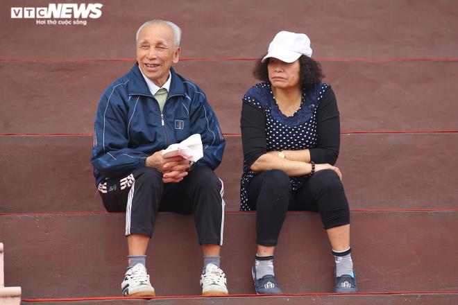 CĐV Phú Thọ ngóng qua khe cửa, xem tuyển Việt Nam tập luyện - 6