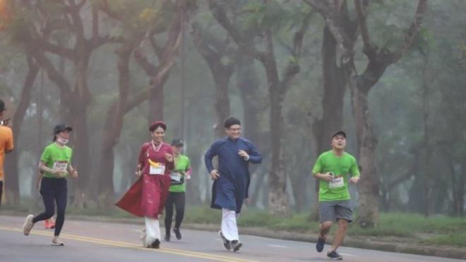 Mặc áo dài chạy Marathon ở Huế gây tranh cãi, Giám đốc Sở lên Facebook phân trần - 2