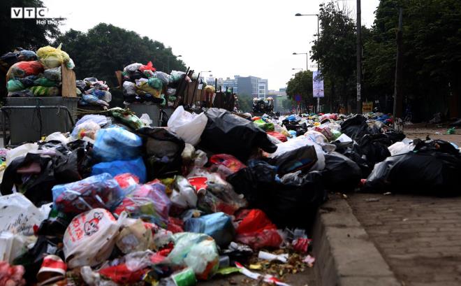 Công nhân vệ sinh môi trường đình công, Hà Nội lại ngập ngụa trong rác thải - 1