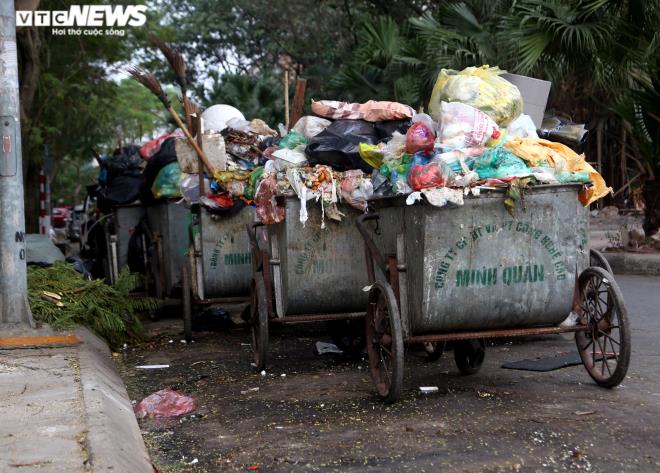 Công nhân vệ sinh môi trường đình công, Hà Nội lại ngập ngụa trong rác thải - 3