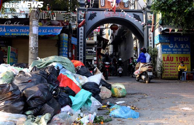 Công nhân vệ sinh môi trường đình công, Hà Nội lại ngập ngụa trong rác thải - 7