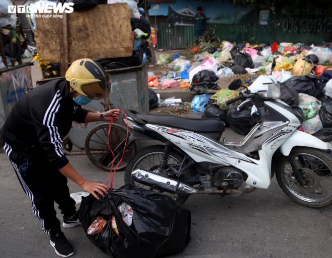 Công nhân vệ sinh môi trường đình công, Hà Nội lại ngập ngụa trong rác thải - 8