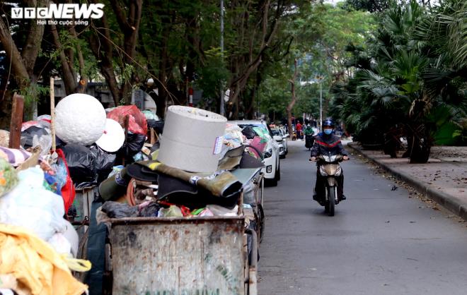 Công nhân vệ sinh môi trường đình công, Hà Nội lại ngập ngụa trong rác thải - 9