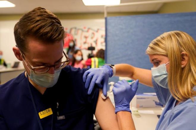 Mỹ sẽ hoàn thành tiêm vaccine COVID-19 cho toàn dân vào tháng 6/2021 - 1