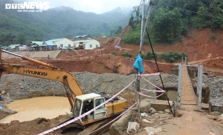 Hơn một năm sau sạt lở, nhiều con đường vùng cao Quảng Nam vẫn ngổn ngang đất đá - 1